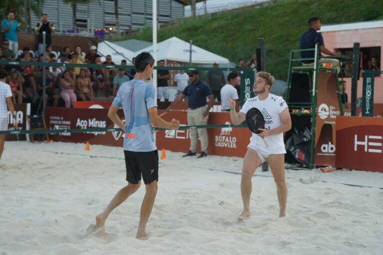 Cariani debranco e Nikita (Foto: Veiga Produções)