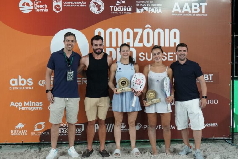 Chow e Marchezini com o troféu (Crédito: Veiga Produções)