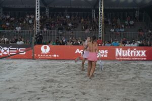 Vitória Marchezini de rosa e Chow de roxo (Foto: Veiga Produções)
